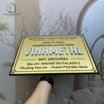 BIỂN TÊN CÔNG TY, Inox 304 Vàng Xước . Tên Cty nổi 1cm Inox Xước Bạc, Đế mica đen 5mm. Ngoài trời. BCT-PMV177