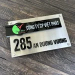 BIỂN TÊN CÔNG TY, Inox 304 Vàng Xước . Tên Cty nổi 1cm Inox Xước Bạc, Đế mica đen 5mm. Ngoài trời. BCT-PMV177