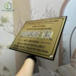 BIỂN TÊN CÔNG TY, Inox 304 Vàng Xước . Tên Cty nổi 1cm Inox Xước Bạc, Đế mica đen 5mm. Ngoài trời. BCT-PMV177