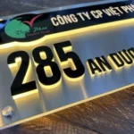 BẢNG, BIỂN SỐ NHÀ. Đèn LED, Mặt Inox xước bạc kết hợp mica đen, số nổi, ngoài trời. BSN-PMV306