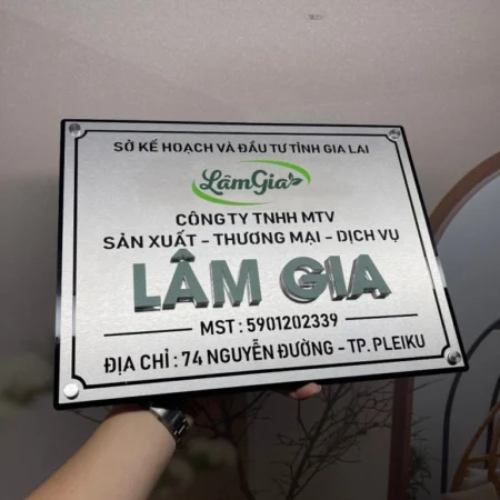 BIỂN TÊN CÔNG TY, Inox 304 Bạc Xước . Tên Cty nổi Mica in UV màu, Đế mica đen 5mm. Ngoài trời. BCT-PMV178