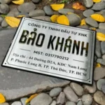 BIỂN TÊN CÔNG TY, Inox 304 Bạc Xước . Tên Cty nổi 1cm Inox Vàng Gương, Đế mica đen 5mm. Ngoài trời. BCT-PMV176