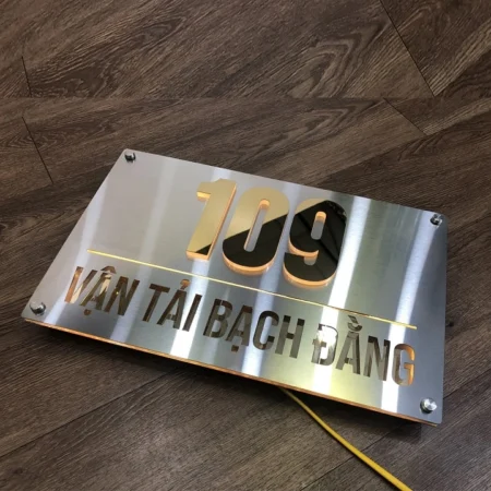 BẢNG, BIỂN SỐ NHÀ. Có đèn LED Inox Vàng + inox xước, số nổi 10mm chân mica trong mặt inox vàng, ngoài trời. BSN-PMV199