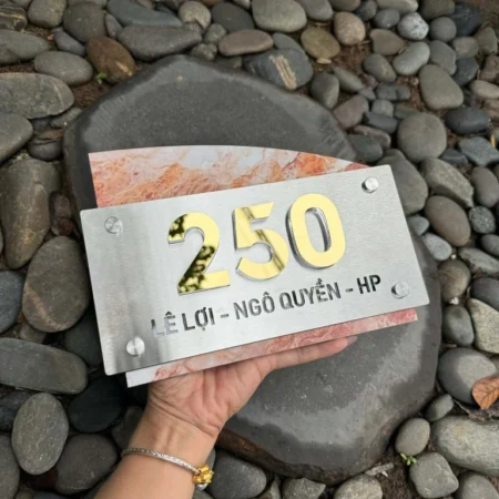 BIỂN SỐ NHÀ. Nền họa tiết + Inox Xước bạc, Nội dung nổi Inox vàng gương. Cao cấp. BSN-PMV344