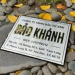 BIỂN TÊN CÔNG TY, Inox 304 Bạc Xước . Tên Cty nổi 1cm Inox Vàng Gương, Đế mica đen 5mm. Ngoài trời. BCT-PMV176