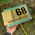 BẢNG, BIỂN SỐ NHÀ. Có đèn LED – Inox Xước vàng + Mica in UV màu, số nổi 10mm. BSN-PMV324.1