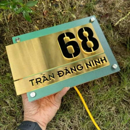 BẢNG, BIỂN SỐ NHÀ. Có đèn LED – Inox Xước vàng + Mica in UV màu, số nổi 10mm. BSN-PMV324.1