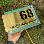 BẢNG, BIỂN SỐ NHÀ. Có đèn LED – Inox Xước vàng + Mica in UV màu, số nổi 10mm. BSN-PMV324.1