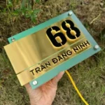 BẢNG, BIỂN SỐ NHÀ. Có đèn LED – Inox Xước vàng + Mica in UV màu, số nổi 10mm. BSN-PMV324.1