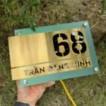 BẢNG, BIỂN SỐ NHÀ. Có đèn LED – Inox Xước vàng + Mica in UV màu, số nổi 10mm. BSN-PMV324.1