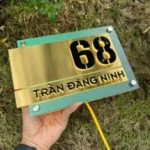 BẢNG, BIỂN SỐ NHÀ. Có đèn LED – Inox Xước vàng + Mica in UV màu, số nổi 10mm. BSN-PMV324.1