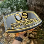 BẢNG, BIỂN SỐ NHÀ. Có đèn LED – Inox 304 Xước Bạc + Mica cán đen sần, số nổi 10mm. BSN-PMV312.1