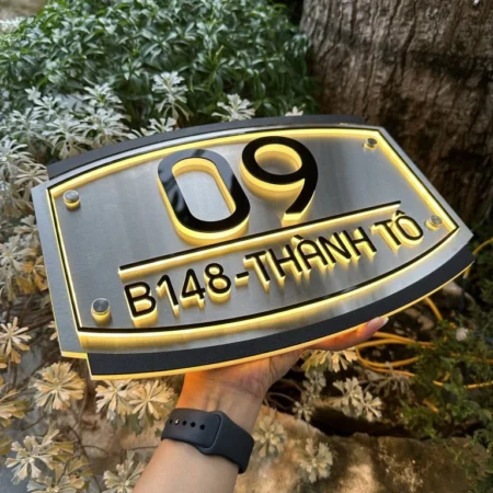 BẢNG, BIỂN SỐ NHÀ. Có đèn LED – Inox 304 Xước Bạc + Mica cán đen sần, số nổi 10mm. BSN-PMV312.1