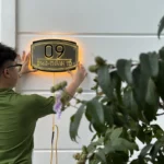 BẢNG, BIỂN SỐ NHÀ. Có đèn LED – Inox 304 Xước Bạc + Mica cán đen sần, số nổi 10mm. BSN-PMV312.1