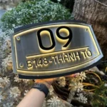 BẢNG, BIỂN SỐ NHÀ. Có đèn LED – Inox 304 Xước Bạc + Mica cán đen sần, số nổi 10mm. BSN-PMV312.1