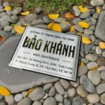 BIỂN TÊN CÔNG TY, Inox 304 Bạc Xước . Tên Cty nổi 1cm Inox Vàng Gương, Đế mica đen 5mm. Ngoài trời. BCT-PMV176