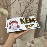 BIỂN SỐ NHÀ, SỐ PHÒNG cho Gia Đình. Alcorest Vàng gương + Mica trắng sần, Nội dung âm bản. BSN-PMV195.2