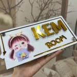 BIỂN SỐ NHÀ, SỐ PHÒNG cho Gia Đình. Alcorest Vàng gương + Mica trắng sần, Nội dung âm bản. BSN-PMV195.2