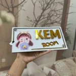 BIỂN SỐ NHÀ, SỐ PHÒNG cho Gia Đình. Alcorest Vàng gương + Mica trắng sần, Nội dung âm bản. BSN-PMV195.2