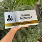 BIỂN SỐ PHÒNG DECOR mẫu treo hoặc dán tường, Nền Alcorest xước. Nội dung in UV. Bền, đẹp, sang trọng – BSP-PMV106