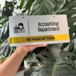 BIỂN SỐ PHÒNG DECOR mẫu treo hoặc dán tường, Nền Alcorest xước. Nội dung in UV. Bền, đẹp, sang trọng – BSP-PMV106