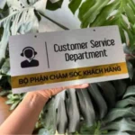 BIỂN SỐ PHÒNG DECOR mẫu treo hoặc dán tường, Nền Alcorest xước. Nội dung in UV. Bền, đẹp, sang trọng – BSP-PMV106