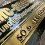 BẢNG, BIỂN TÊN CÔNG TY. Có đèn LED – Inox 304 Gương đen + Xước vàng, Số nổi 10mm. Cao cấp. BSN-PMV260.12