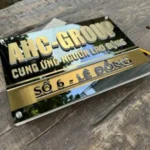 BẢNG, BIỂN TÊN CÔNG TY. Có đèn LED – Inox 304 Gương đen + Xước vàng, Số nổi 10mm. Cao cấp. BSN-PMV260.12