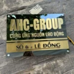 BẢNG, BIỂN TÊN CÔNG TY. Có đèn LED – Inox 304 Gương đen + Xước vàng, Số nổi 10mm. Cao cấp. BSN-PMV260.12