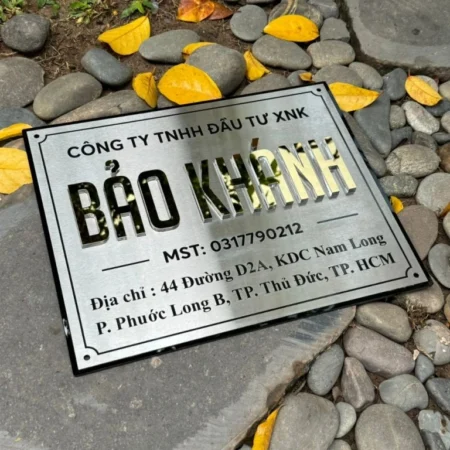 BIỂN TÊN CÔNG TY, Inox 304 Bạc Xước . Tên Cty nổi 1cm Inox Vàng Gương, Đế mica đen 5mm. Ngoài trời. BCT-PMV176